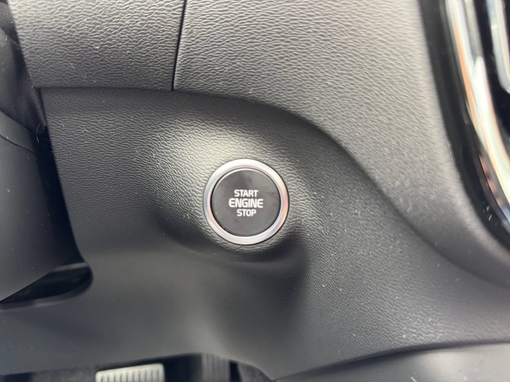 Certified 2025 Volvo XC40 B5 Plus AWD/4WD image 20