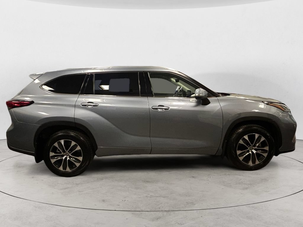 Used 2021 Toyota Highlander XLE AWD/4WD image 6