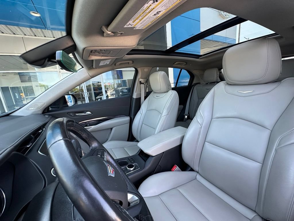 Used 2022 Cadillac XT4 Luxury w/ Cold Weather Package FWD image 13