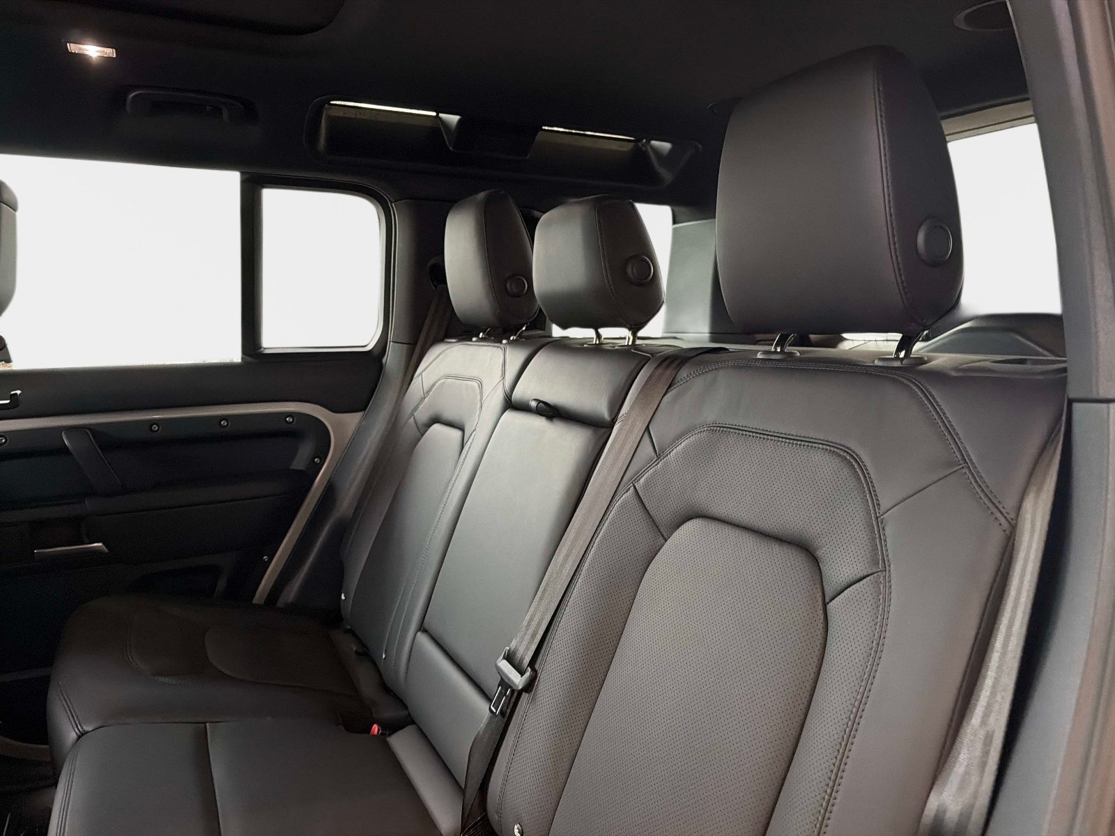New 2026 Land Rover Defender 110 X-Dynamic SE AWD/4WD image 14