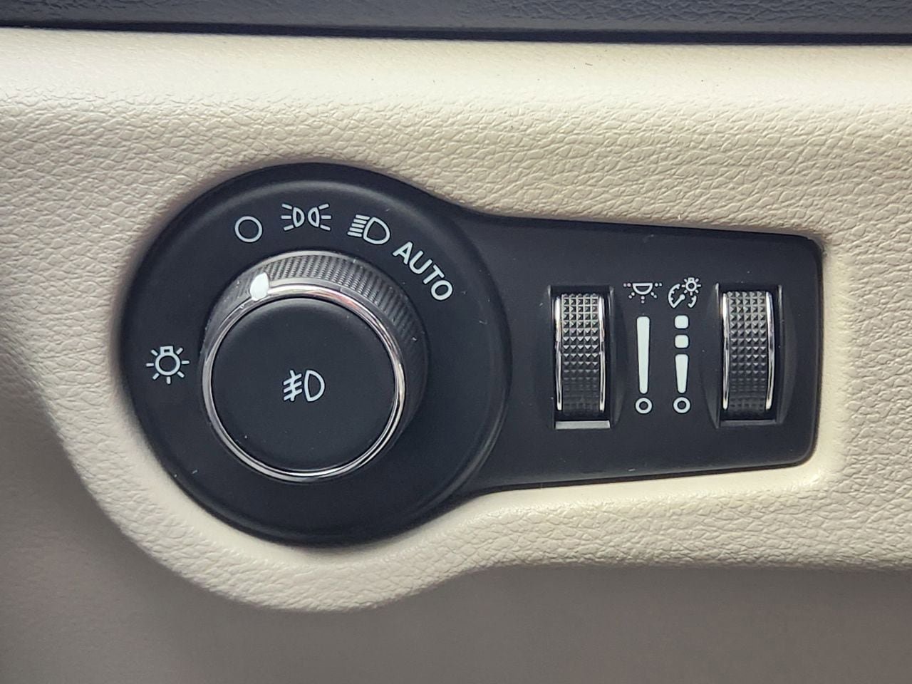 Used 2023 Chrysler Pacifica Touring-L FWD image 21