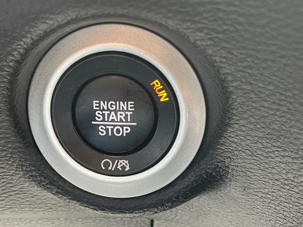 Used 2025 Chrysler Pacifica Limited FWD image 35