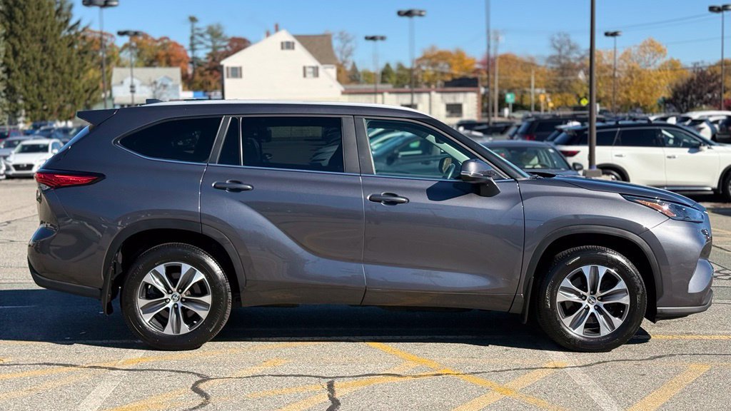 Used 2023 Toyota Highlander XLE AWD/4WD image 8