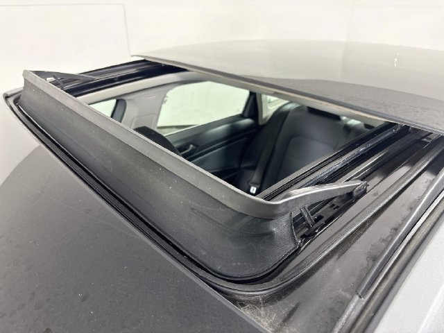Used 2025 Volkswagen Jetta SE FWD image 25