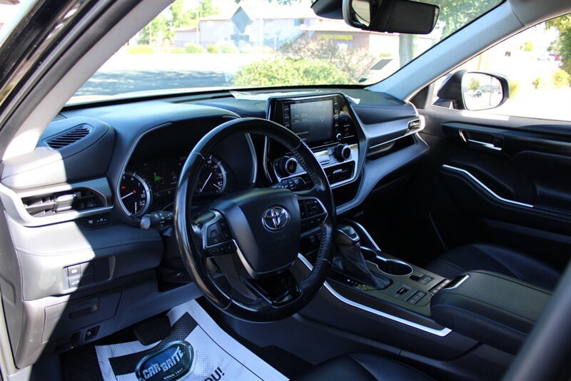 Used 2021 Toyota Highlander XLE AWD/4WD image 13