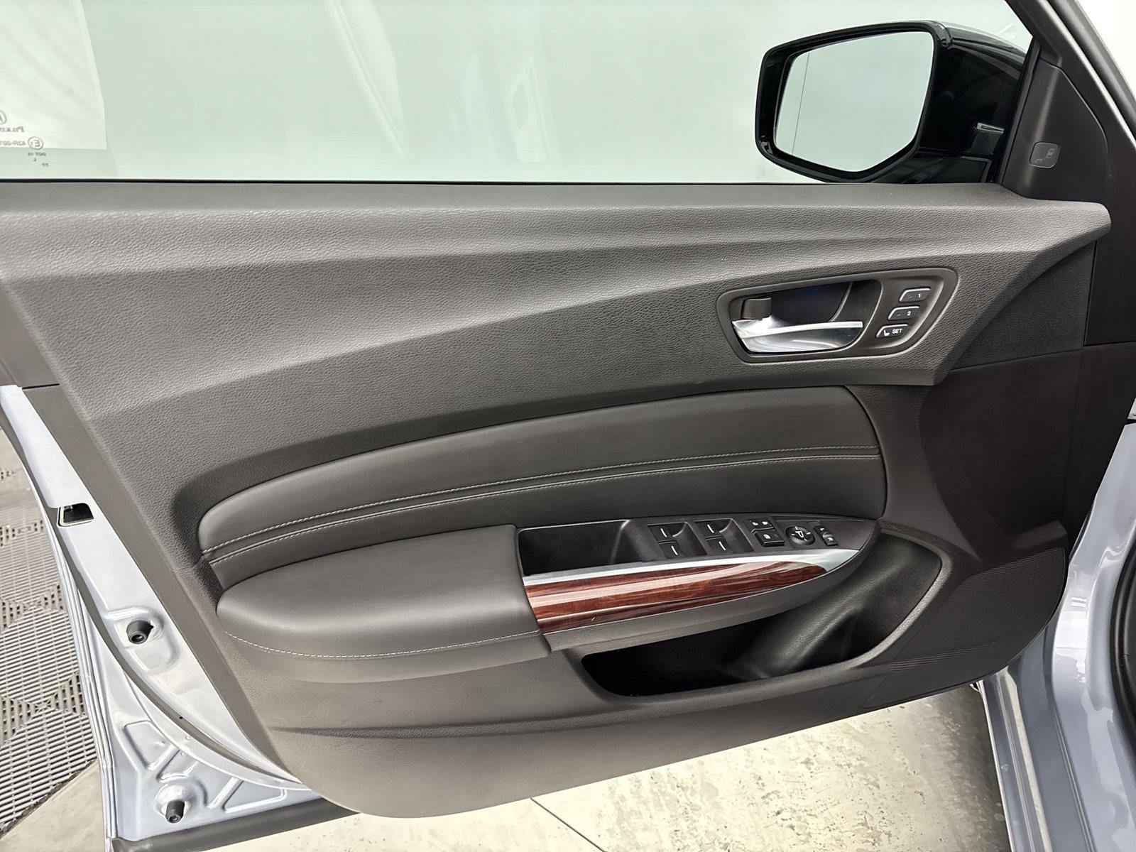Used 2015 Acura TLX w/ Technology Package FWD image 26