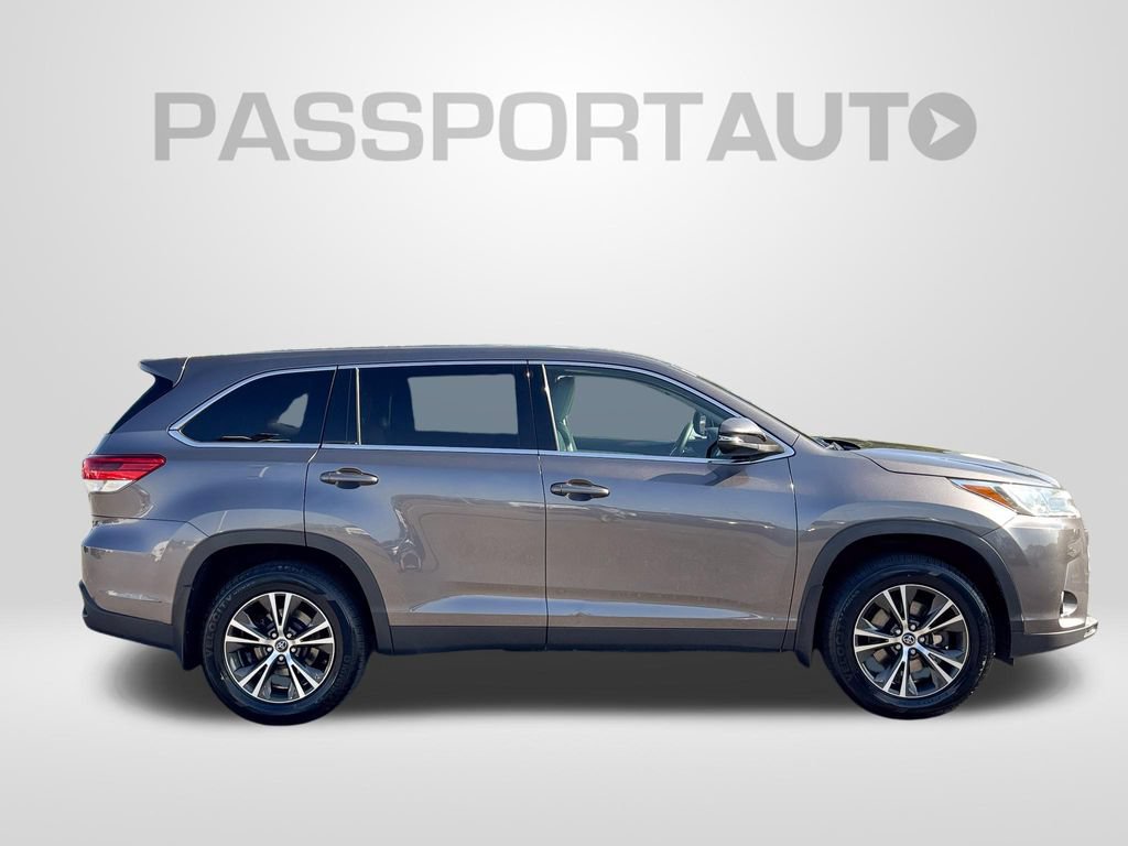 Used 2019 Toyota Highlander LE AWD/4WD image 9