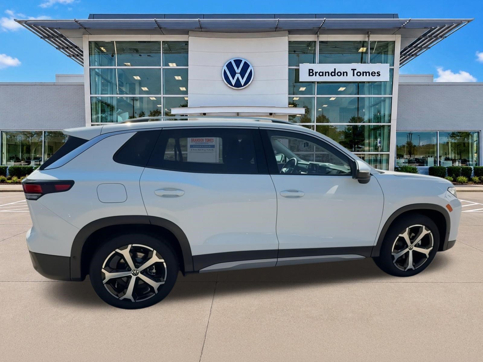 New 2026 Volkswagen Tiguan SE FWD image 9