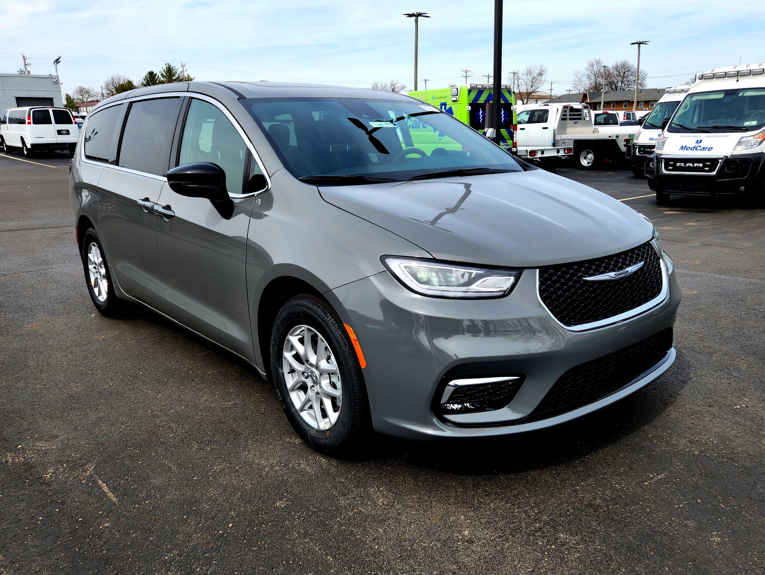 New 2025 Chrysler Pacifica Select
