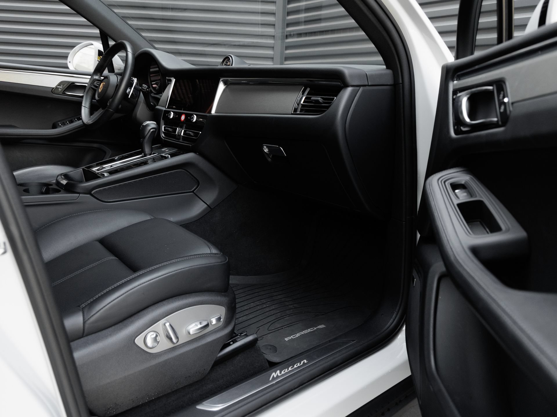 Certified 2026 Porsche Macan AWD/4WD image 38