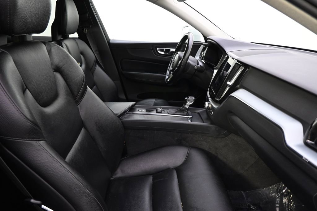 Used 2018 Volvo XC60 T6 Momentum w/ Vision Package image 12