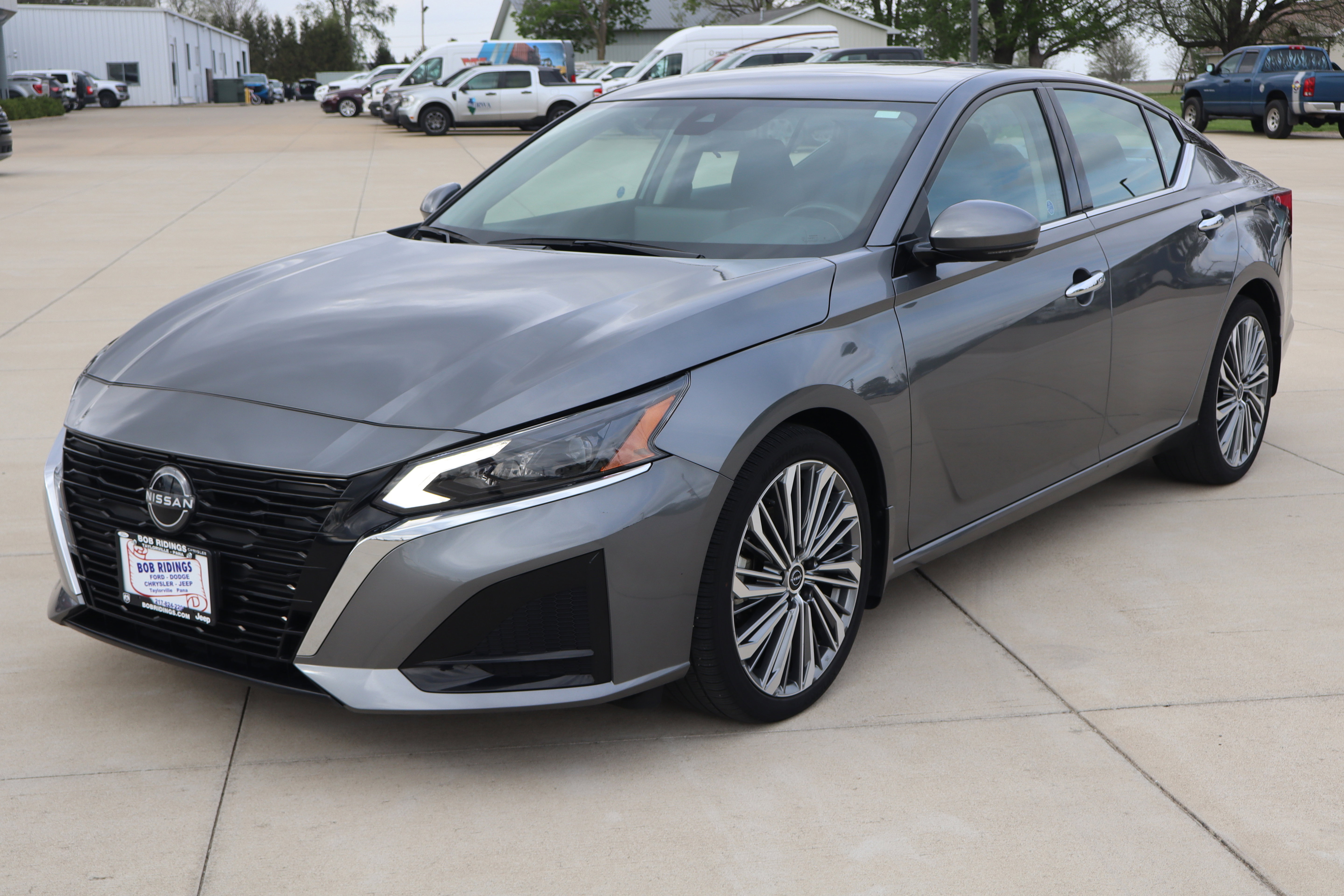 Used 2023 Nissan Altima 2.5 SL FWD image 2