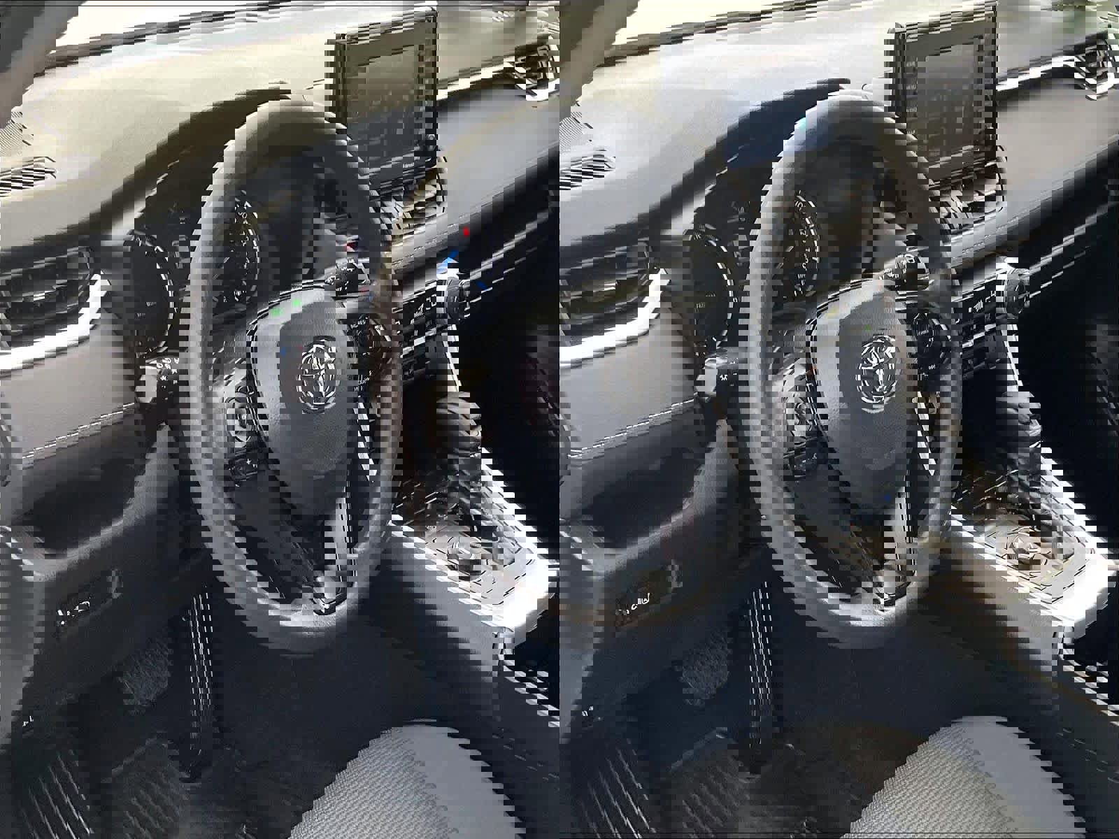 Used 2022 Toyota RAV4 LE image 16