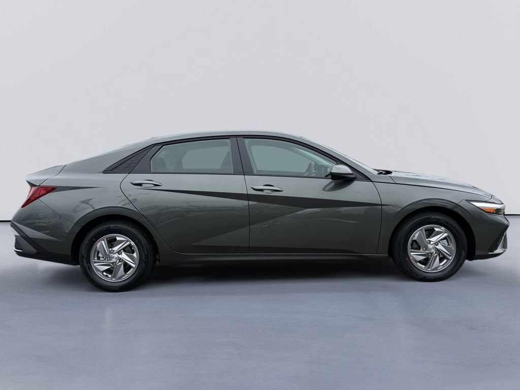 New 2026 Hyundai Elantra SE FWD image 2