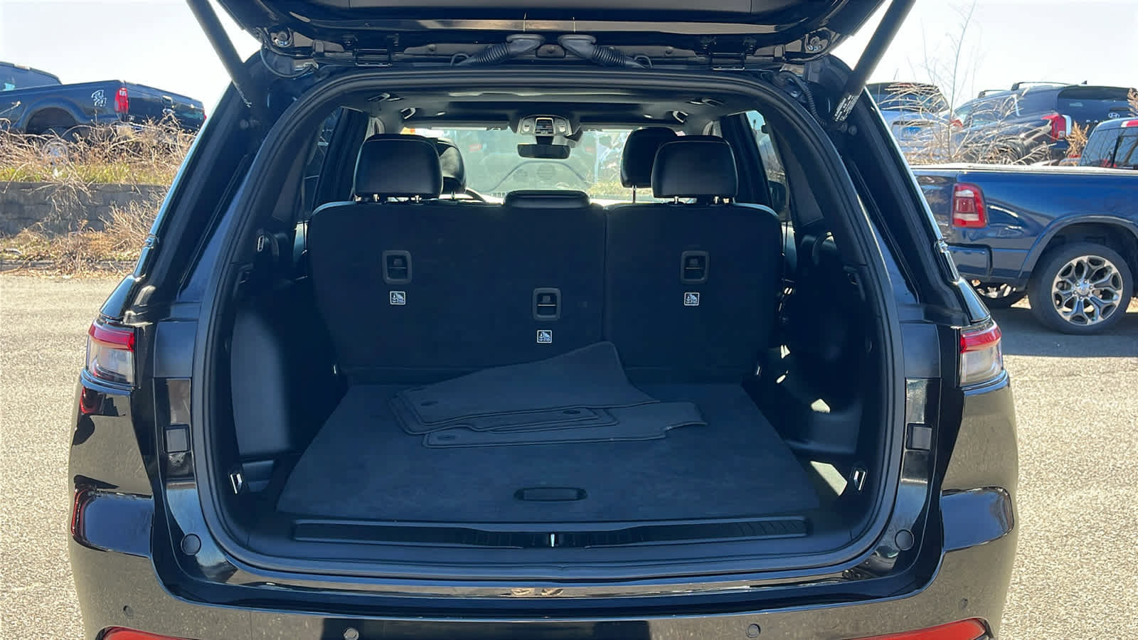 Used 2025 Jeep Grand Cherokee Altitude image 31