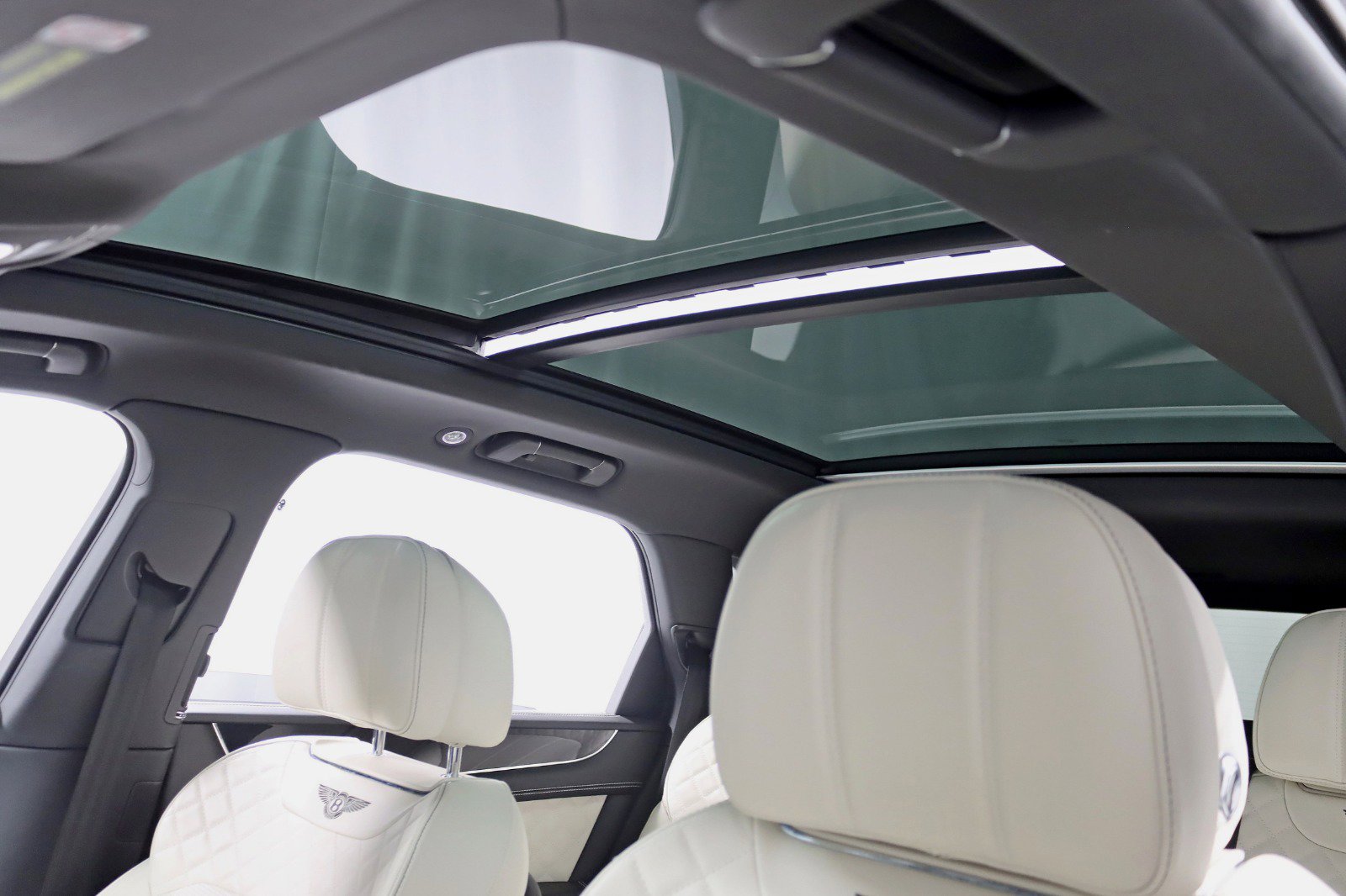 Used 2017 Bentley Bentayga image 38