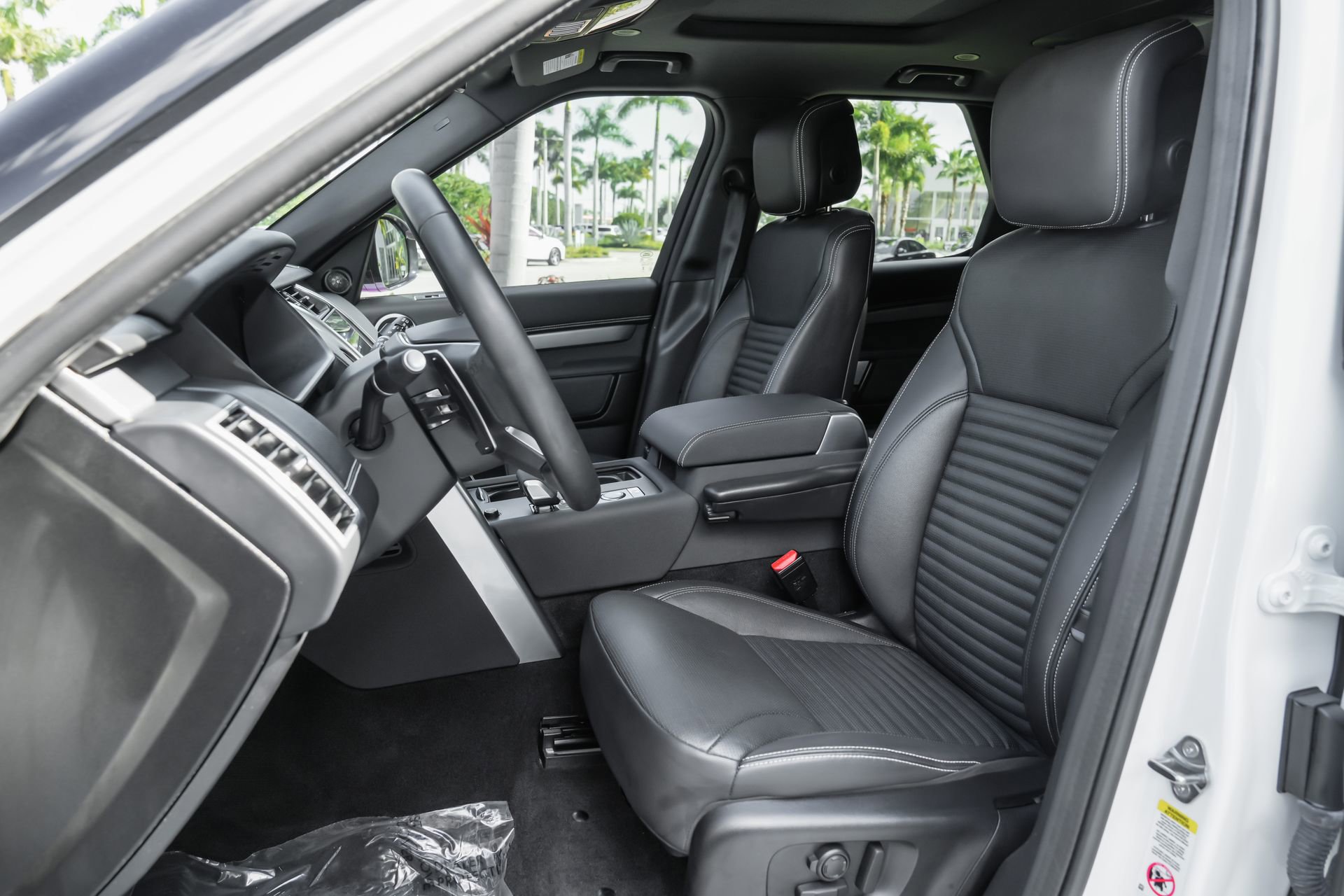 Used 2024 Land Rover Discovery Dynamic SE image 6