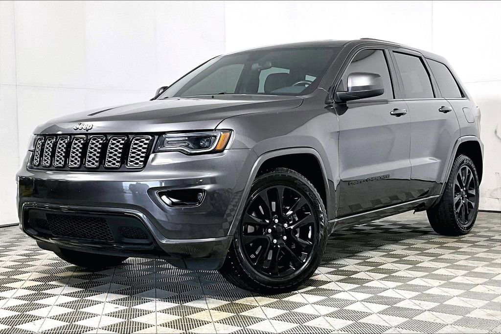 Used 2021 Jeep Grand Cherokee Laredo X image 2