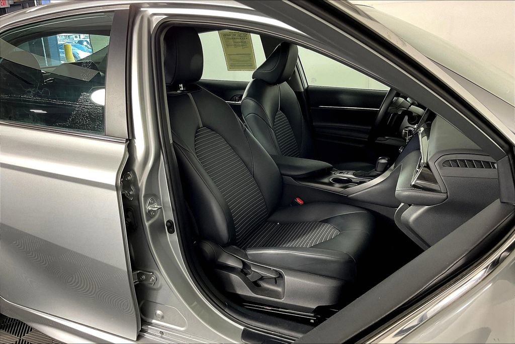 Used 2022 Toyota Camry SE image 10