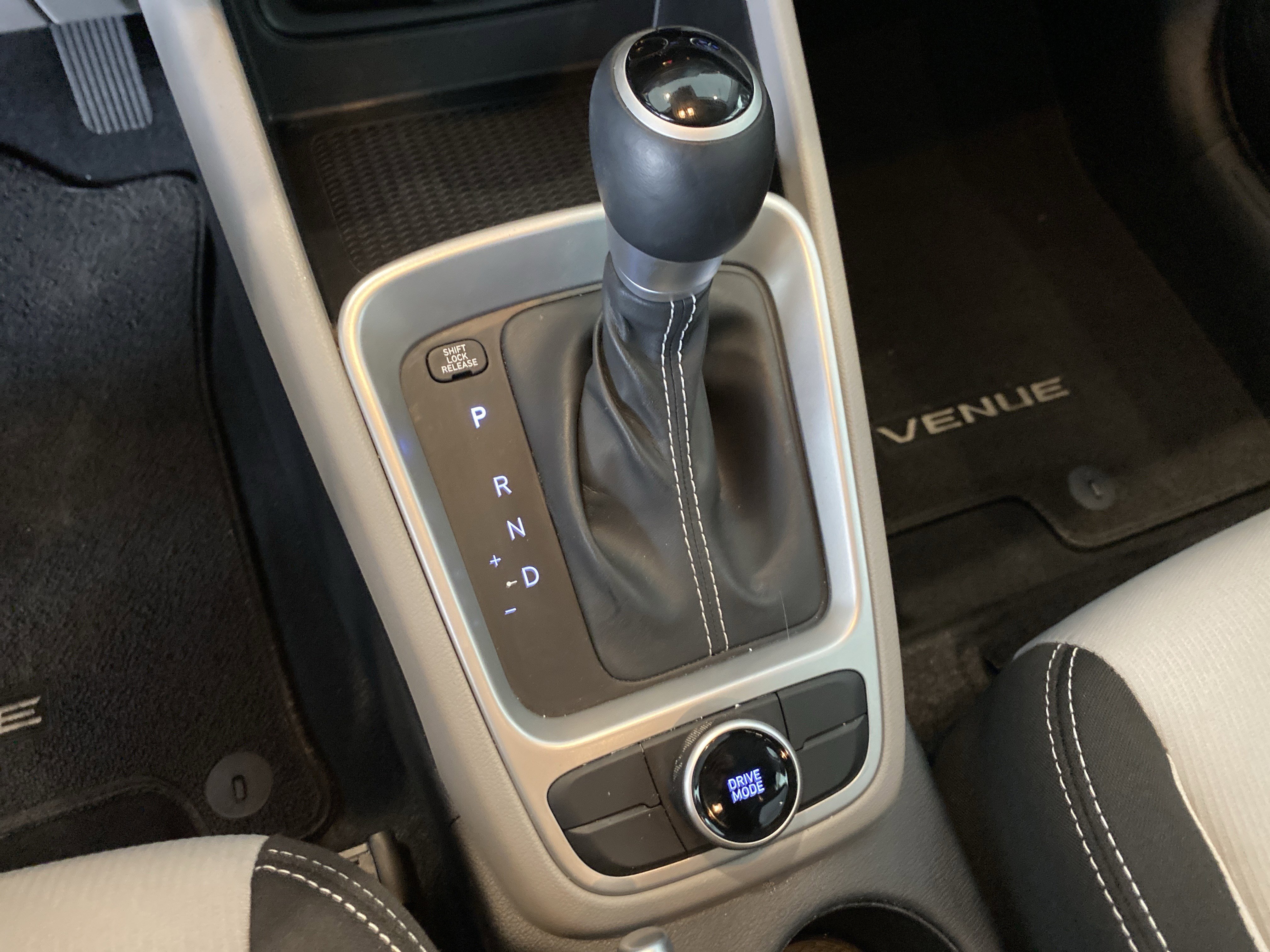 Used 2025 Hyundai Venue SEL image 13