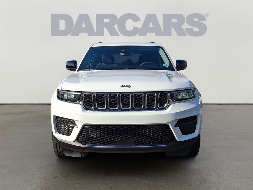 Used 2023 Jeep Grand Cherokee Laredo image 2