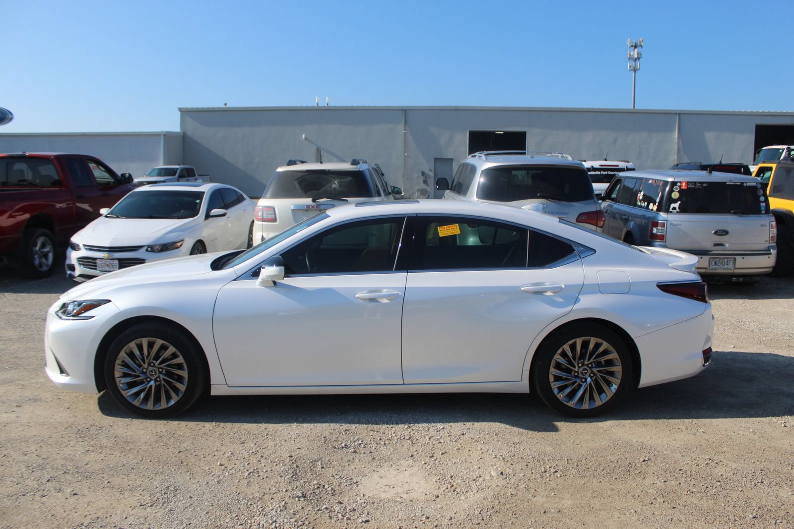 Used 2025 Lexus ES 300h w/ Luxury Package FWD image 3
