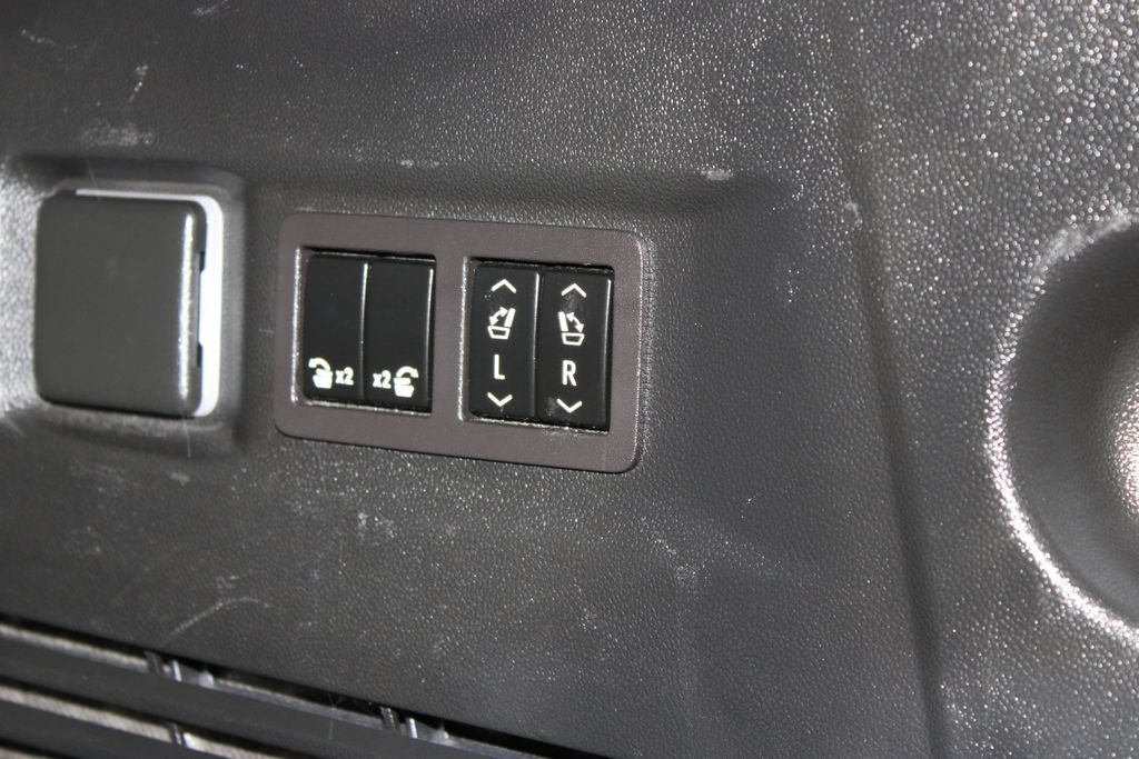 Used 2024 GMC Yukon Denali RWD image 18