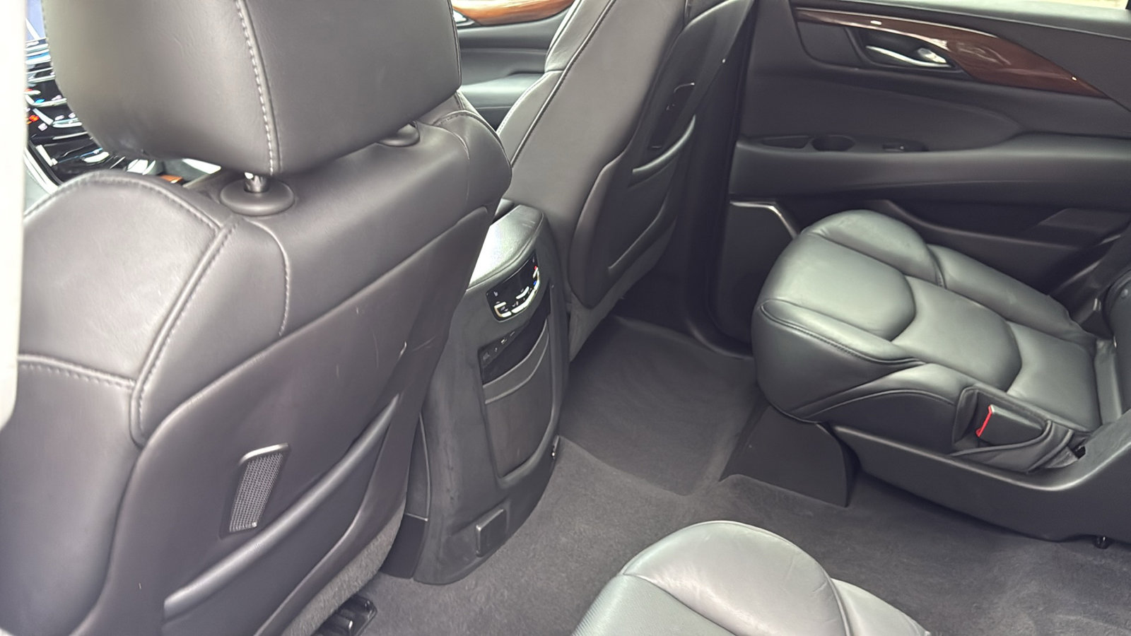 Used 2018 Cadillac Escalade Luxury image 31