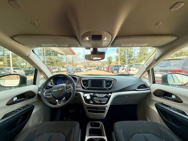 Used 2023 Chrysler Voyager LX image 17