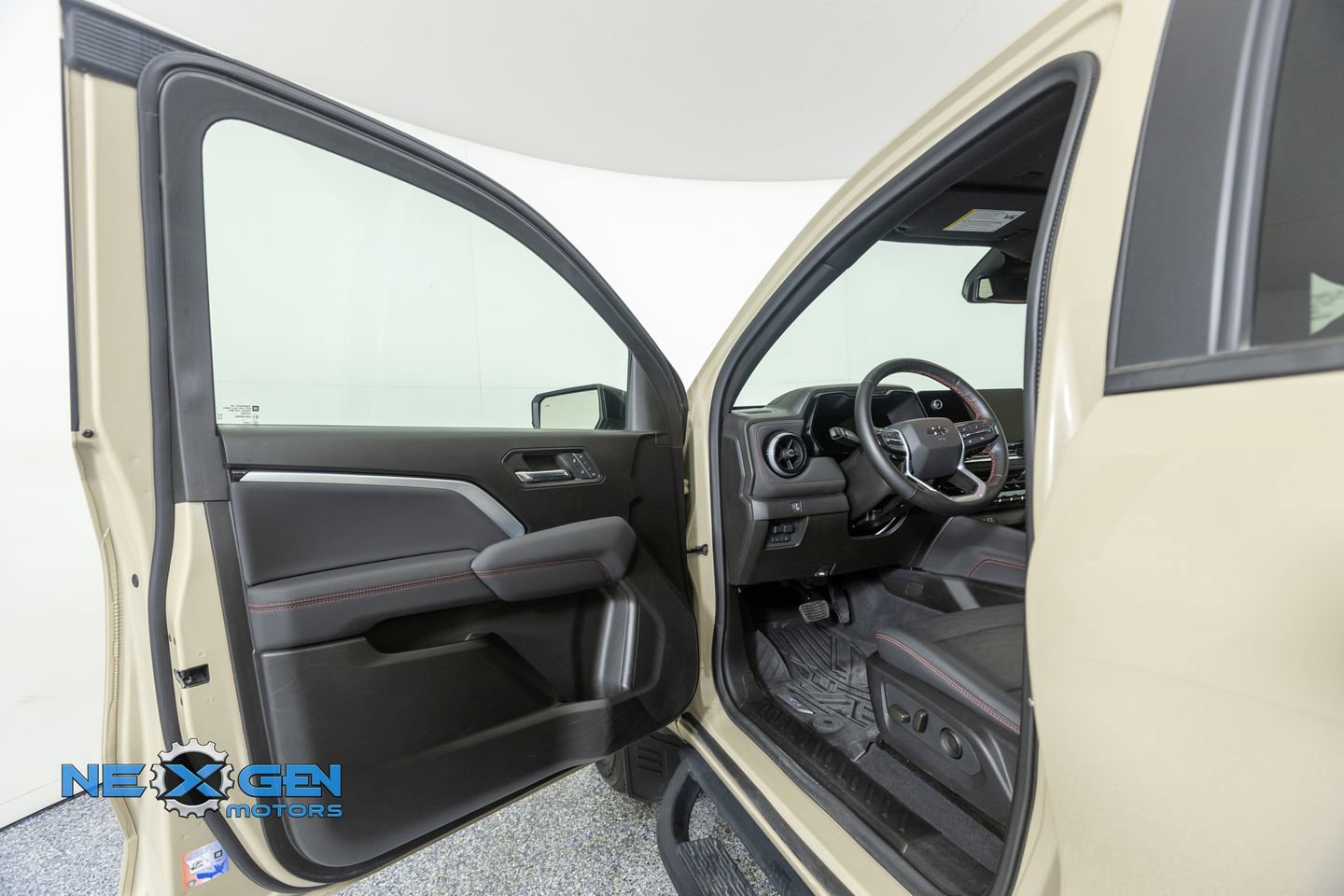 Used 2024 Chevrolet Colorado Z71 w/ Z71 Convenience Package 2 AWD/4WD image 9