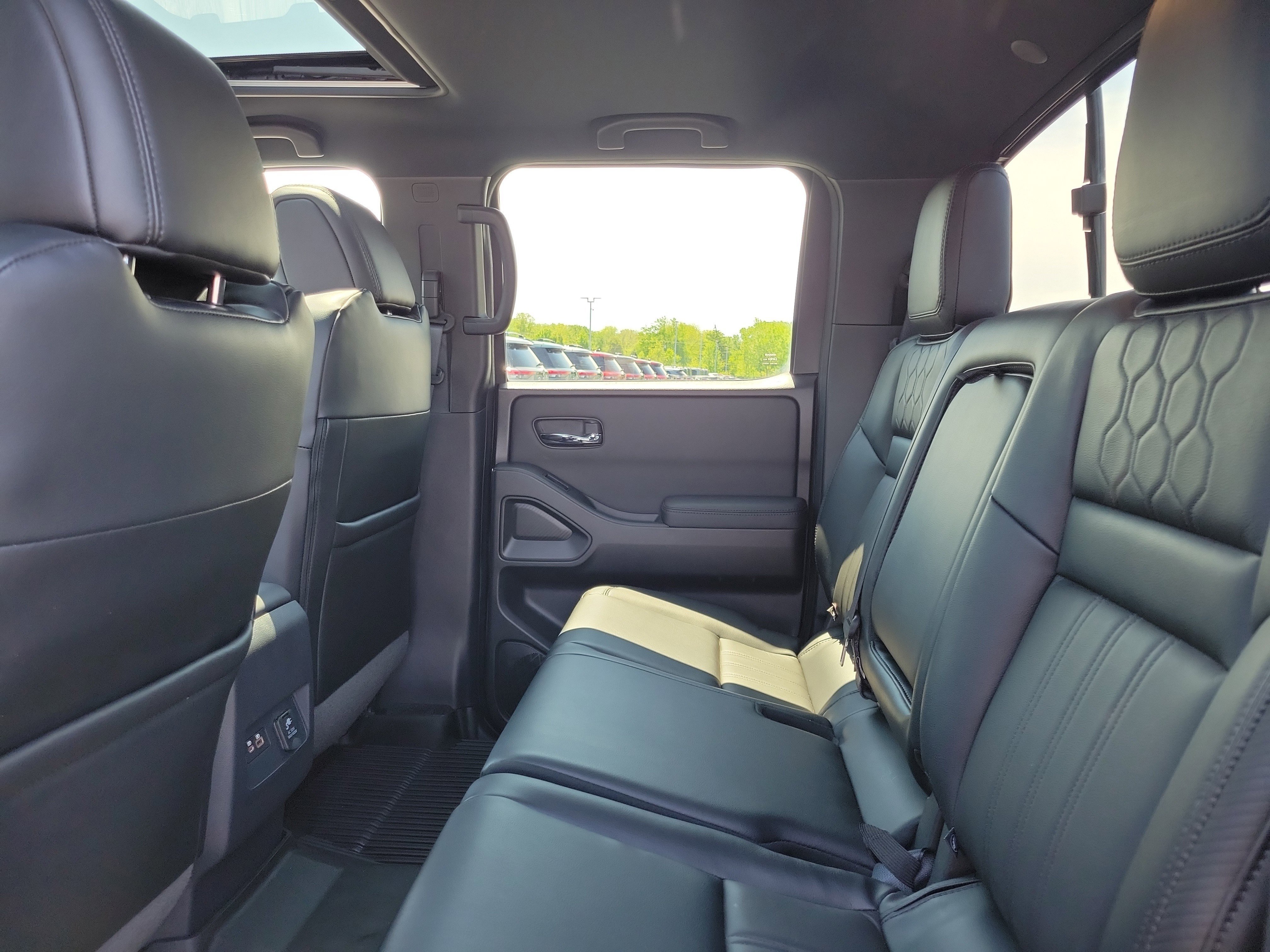 Used 2022 Nissan Frontier PRO-4X w/ Pro-4X Premium Package AWD/4WD image 11