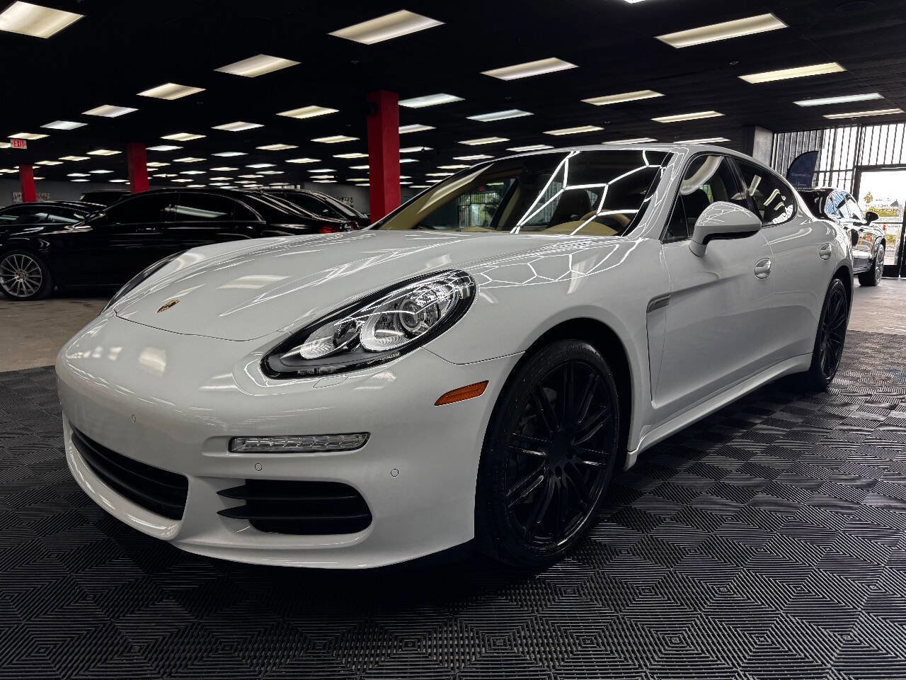 Used 2015 Porsche Panamera 4 image 6