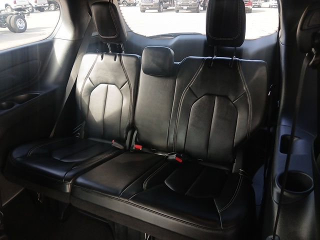 Used 2025 Chrysler Pacifica Select image 10
