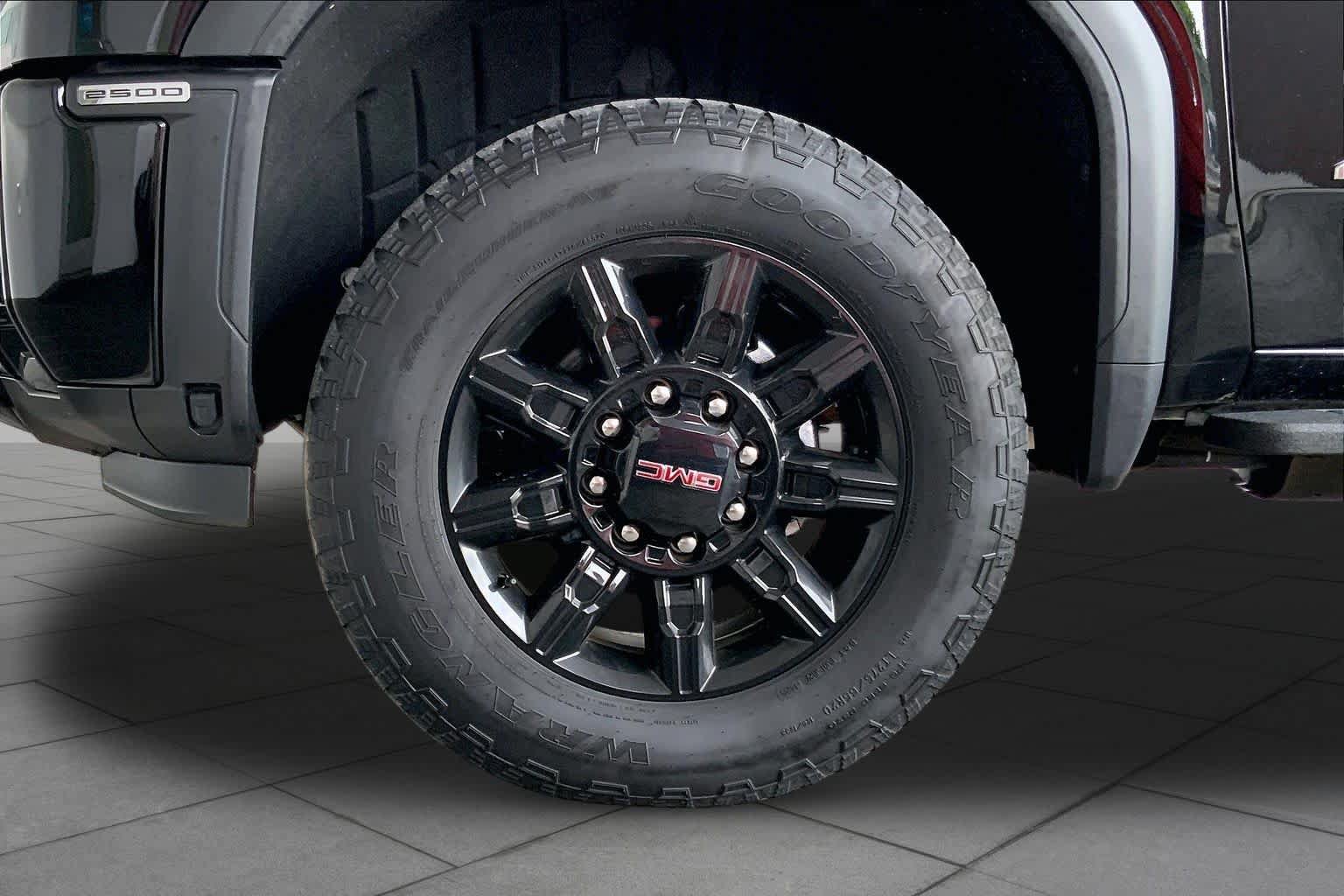 Used 2025 GMC Sierra 2500 AT4 w/ AT4 Premium Plus Package AWD/4WD image 11