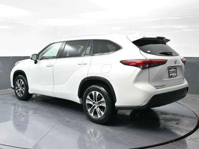 Used 2023 Toyota Highlander XLE FWD image 9