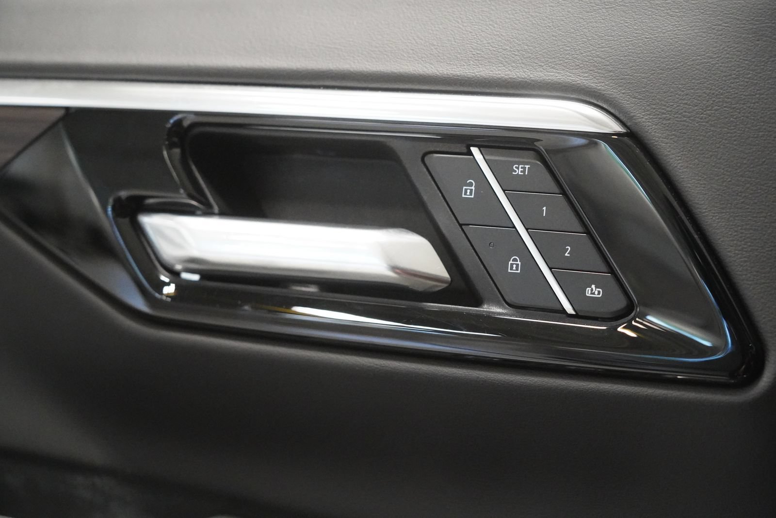 Used 2025 Chevrolet Suburban Premier AWD/4WD image 32