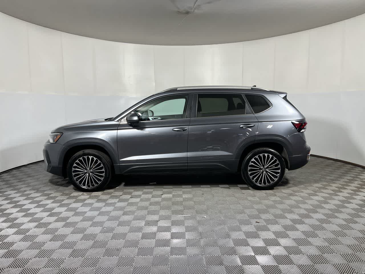 Used 2025 Volkswagen Taos SE FWD image 5