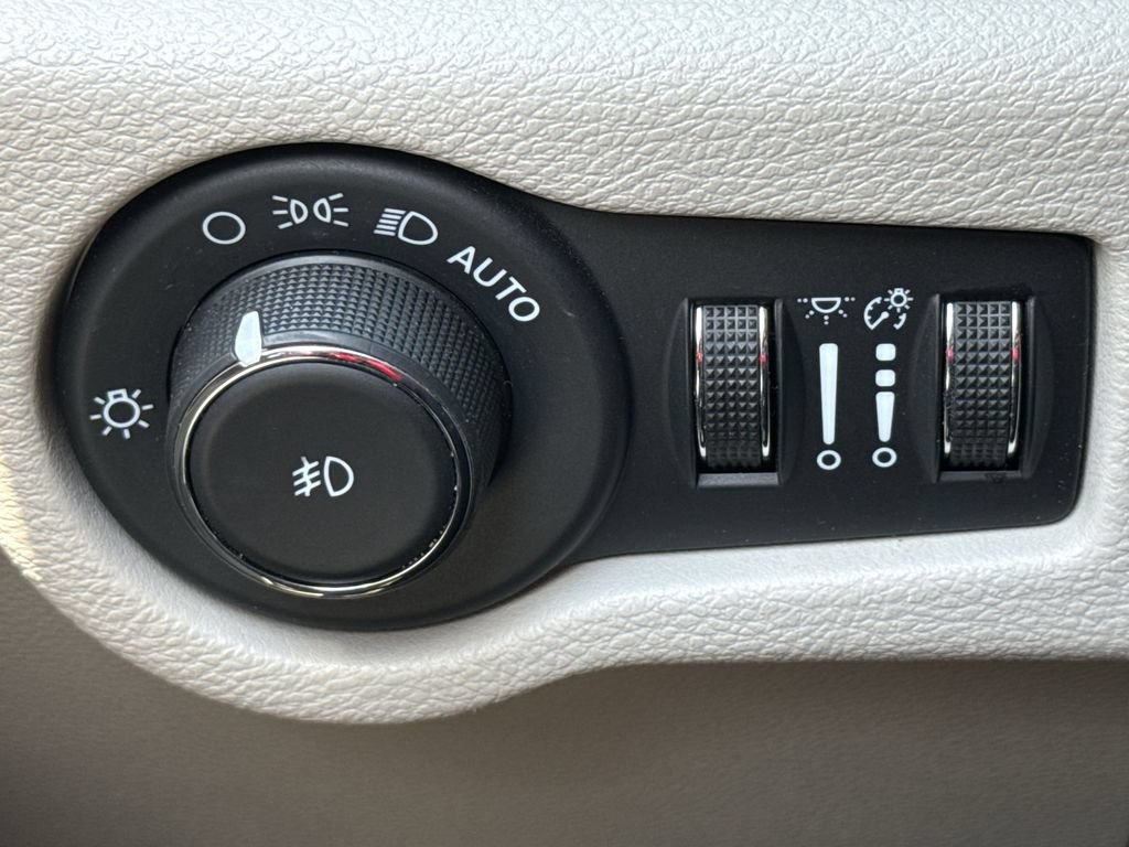 Used 2023 Chrysler Pacifica Touring-L FWD image 21