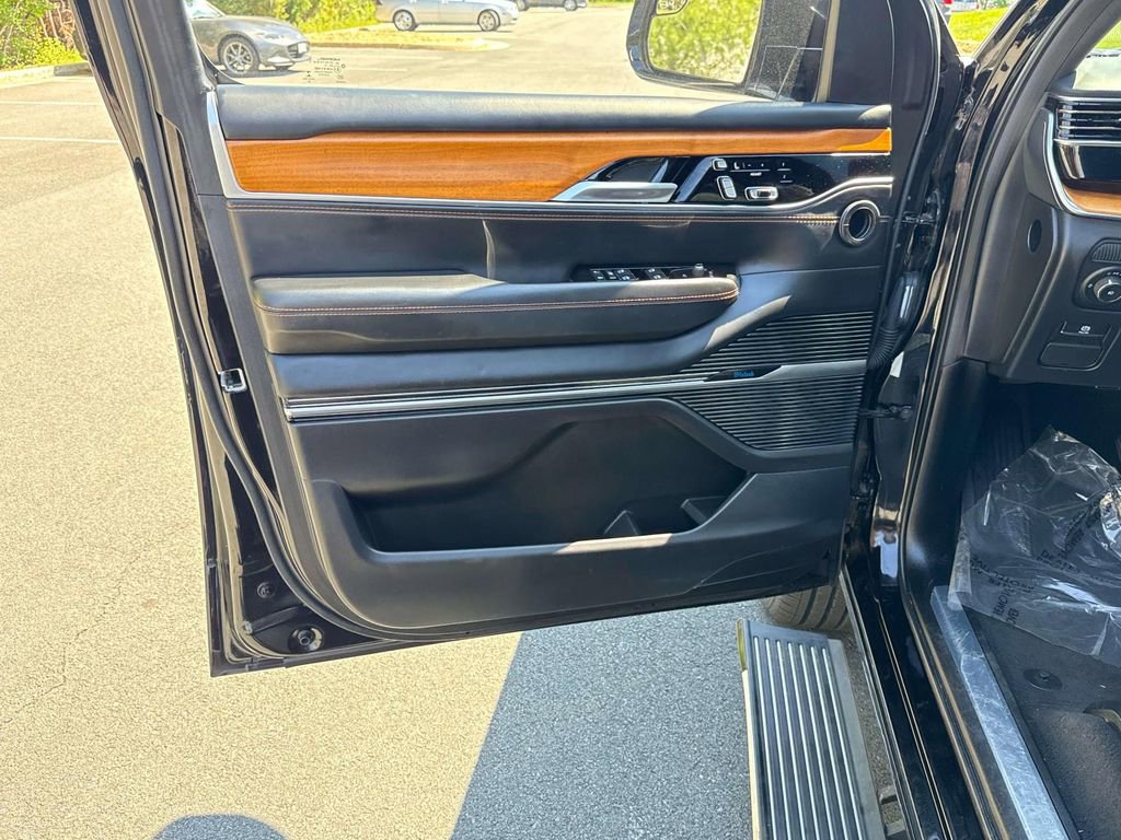 Used 2022 Jeep Grand Wagoneer Series III image 29