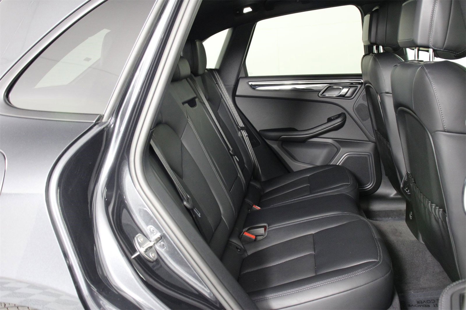 Used 2025 Porsche Macan image 32