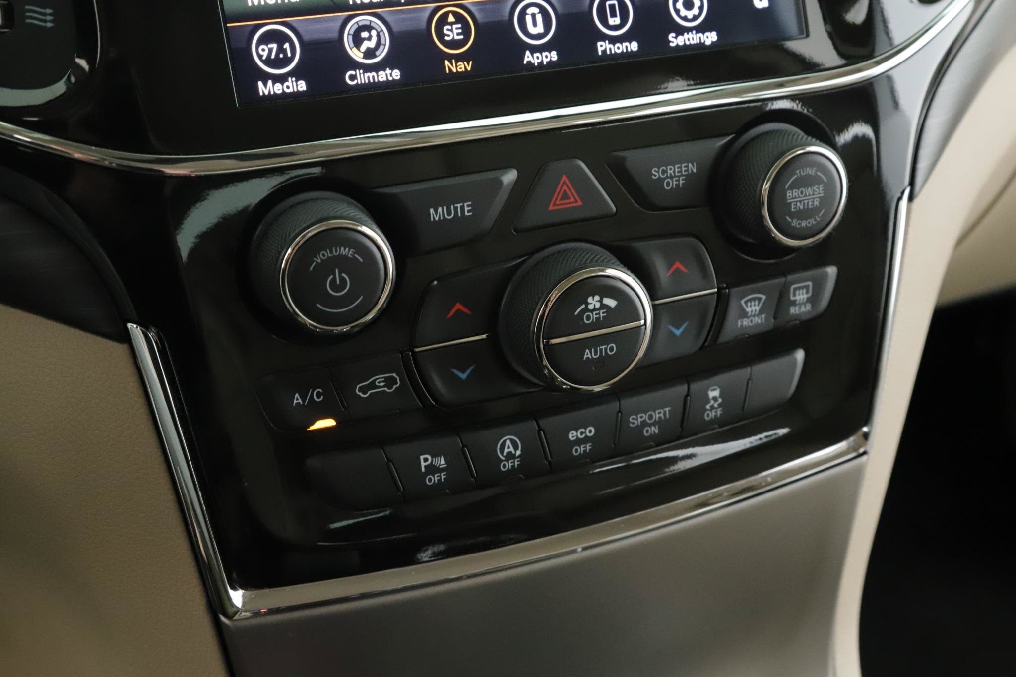 Certified 2022 Jeep Grand Cherokee Laredo E AWD/4WD image 13