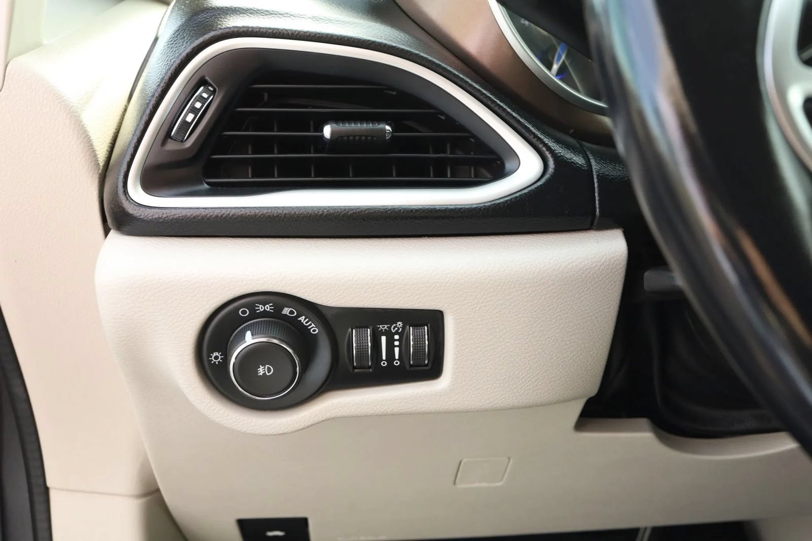 Used 2018 Chrysler Pacifica Touring-L FWD image 13