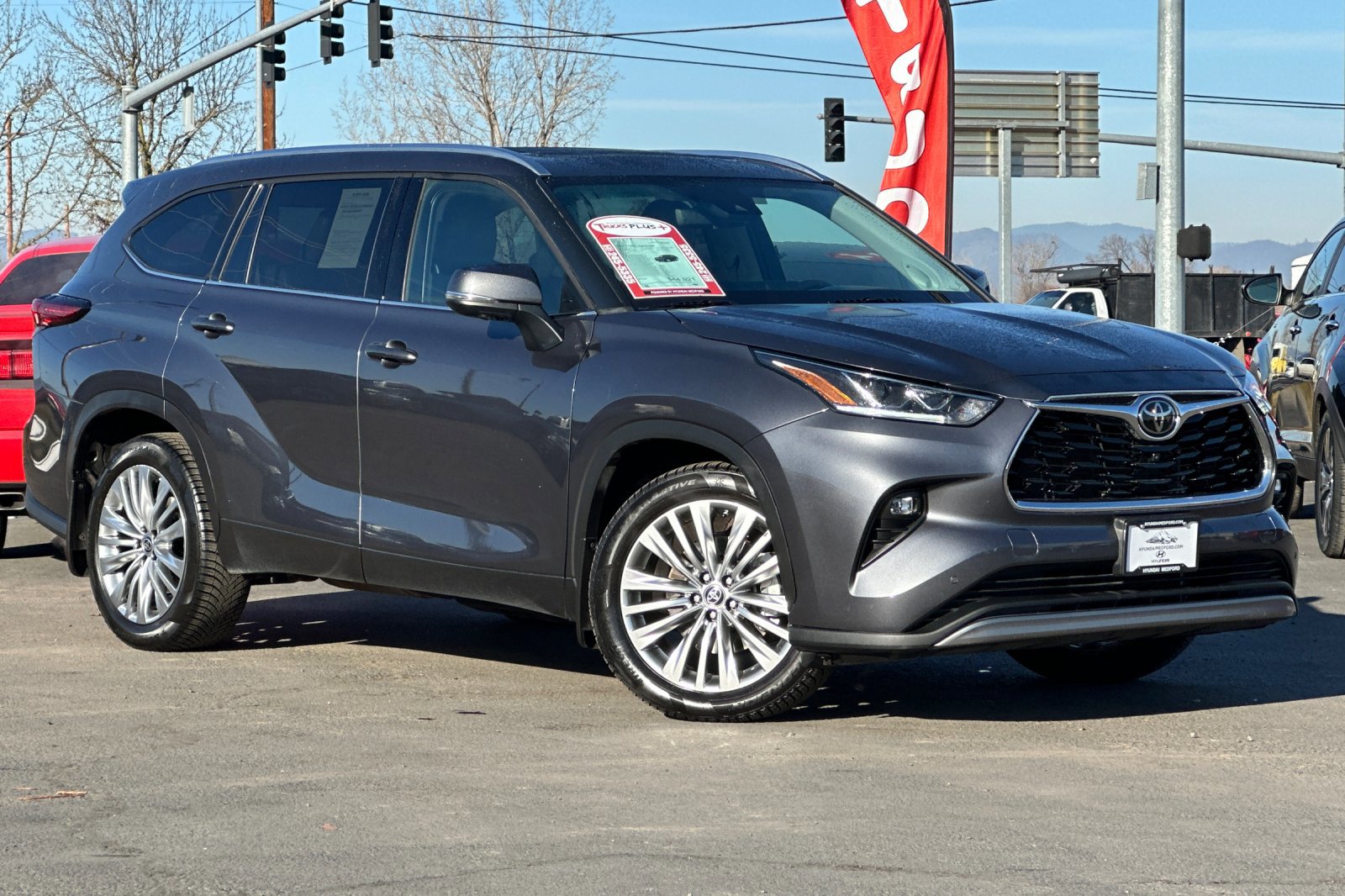 Used 2023 Toyota Highlander Platinum image 2