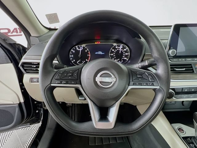 Used 2025 Nissan Altima 2.5 SV FWD image 12