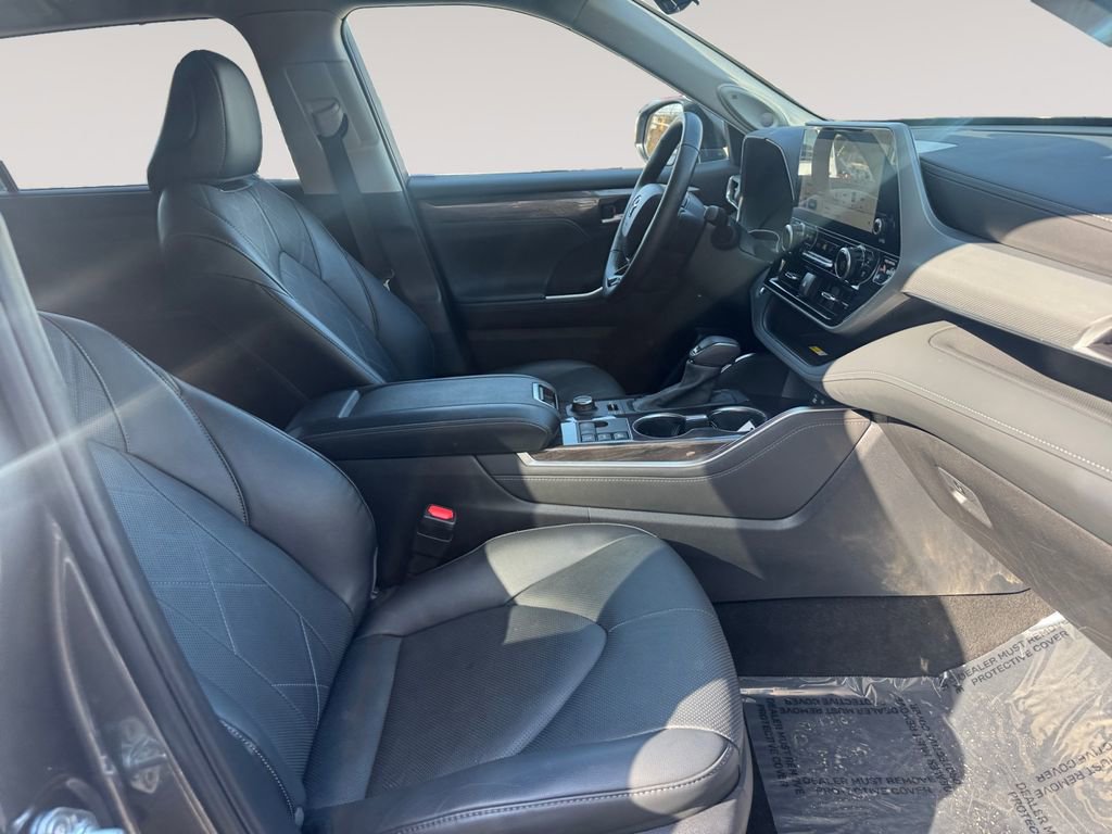 Used 2023 Toyota Highlander Platinum image 15