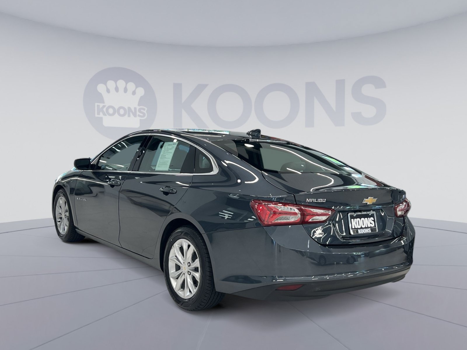 Used 2019 Chevrolet Malibu Hybrid w/ Leather Package FWD image 4
