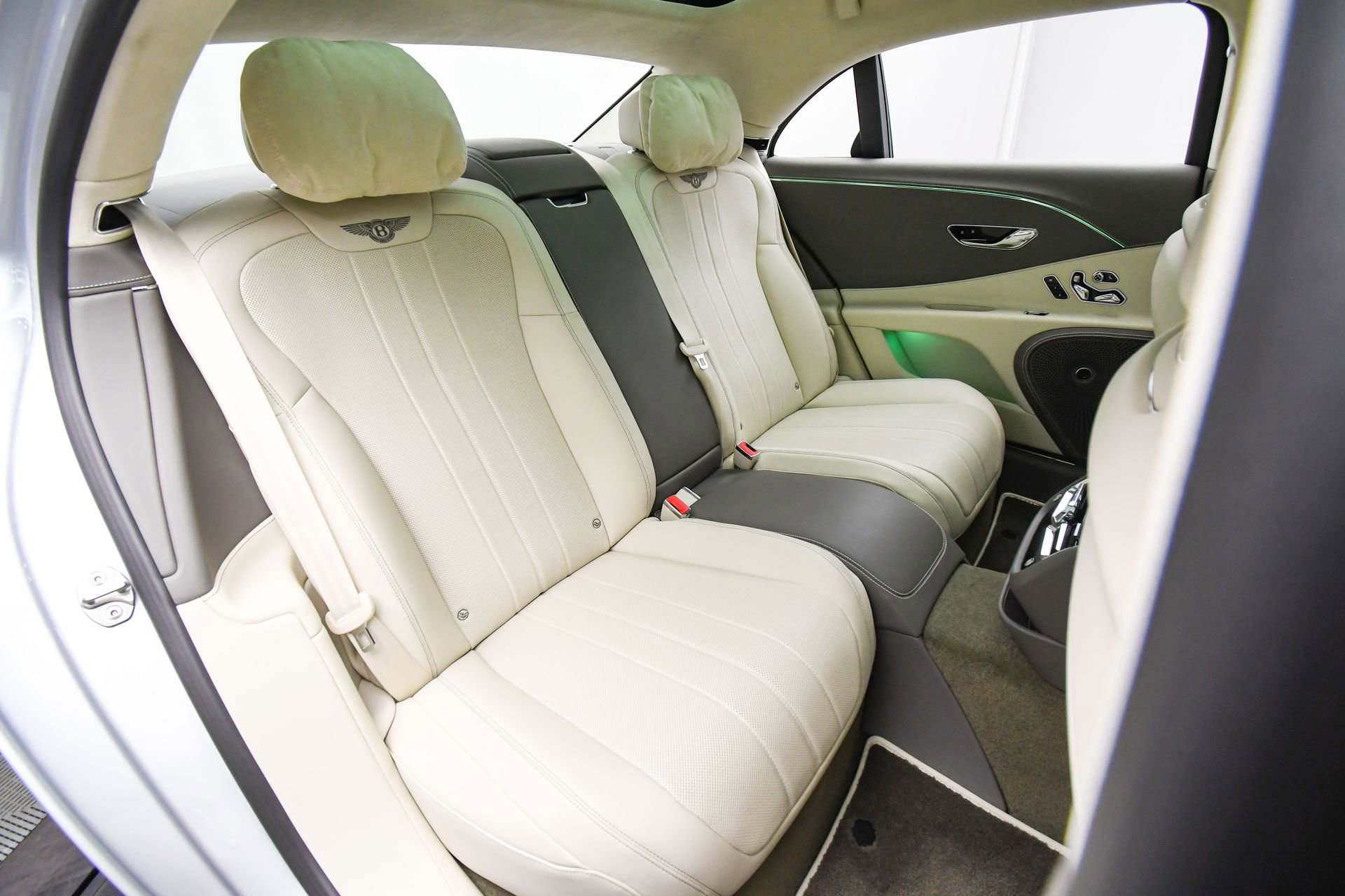 Used 2022 Bentley Flying Spur V8 image 50