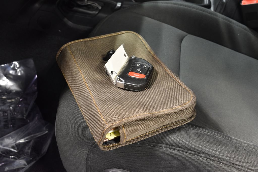 Used 2018 Jeep Wrangler Unlimited Sahara w/ Cold Weather Group image 39