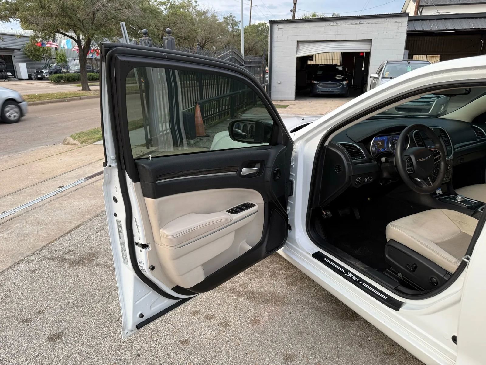 Used 2022 Chrysler 300 Touring w/ Sport Appearance Package RWD image 9