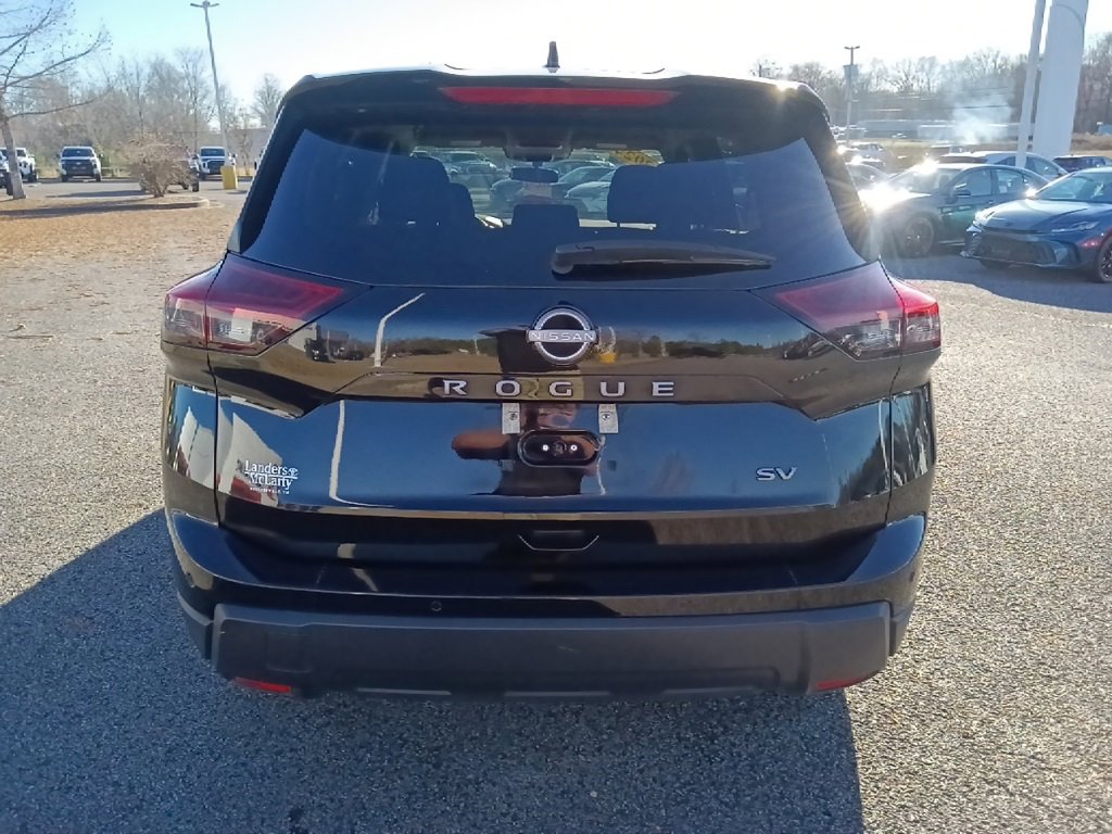 Used 2024 Nissan Rogue SV image 4